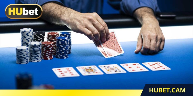 Đặt cược hoặc theo cược sau mỗi lần lật bài